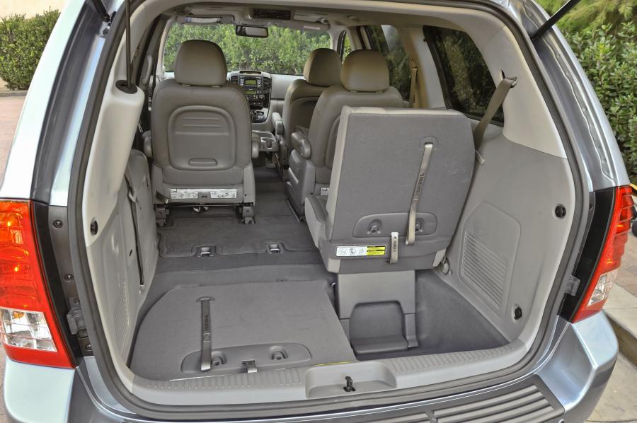  Kia Sedona 2010 года  (фото 24 из 54)